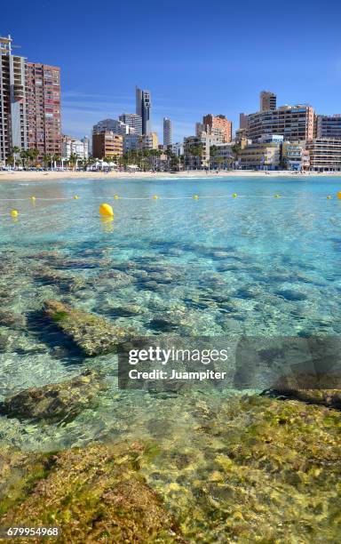 contrastes de benidorm - juampiter fotografías e imágenes de stock