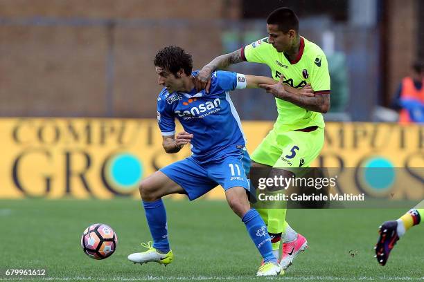 Daniele Croce of Empoli FC battles for the ball with Erick Antonio Pulgar of Bologna FC during the Serie A match between Empoli FC and Bologna FC at...