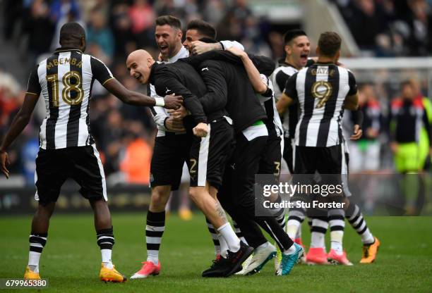 Jonjo Shelvey and team mates of Newcastle celebrate after hearing the score from the Brighton game means that they win the the Sky Bet Championship...