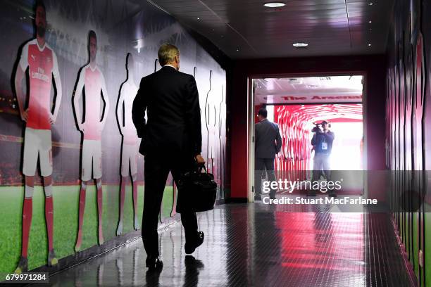 Arsenal manager Arsene Wenger walks to the home changing room before the Premier League match between Arsenal and Manchester United at Emirates...