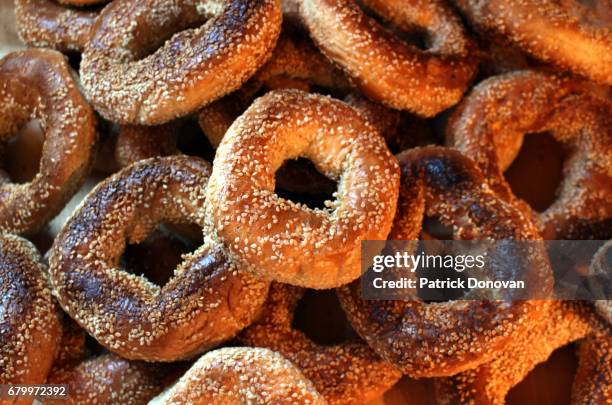 montreal style sesame seed bagels - montreal stockfoto's en -beelden