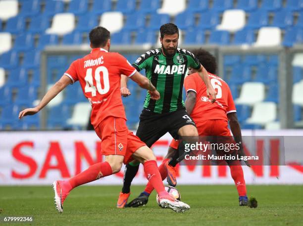 Pietro Iemmello of Sassuolo competes for the ball with Nenad Tomovic of Fiorentina during the Serie A match between US Sassuolo and ACF Fiorentina at...