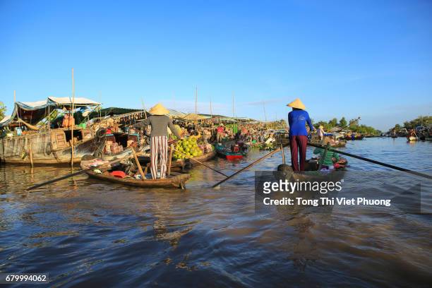 nga nam floating market at soc trang province of mekong delta , vietnam in the sunrise - can tho province stock-fotos und bilder