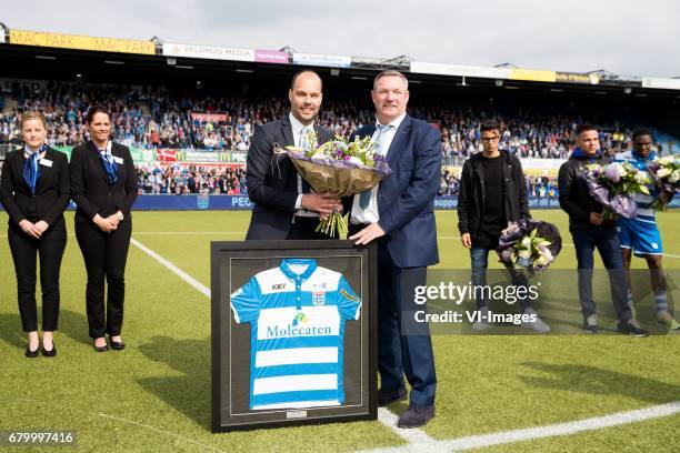 Technical manager Gerard Nijkamp of PEC Zwolle, coach Ron Jans of PEC Zwolle, Hachim Mastour of PEC Zwolle, Calvin Verdonk of PEC Zwolle, Queensy...