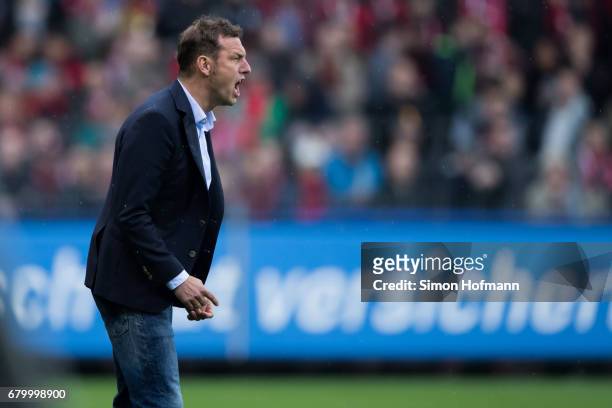 Head coach Markus Weinzierl of Schalke reacts during the Bundesliga match between SC Freiburg and FC Schalke 04 at Schwarzwald-Stadion on May 7, 2017...