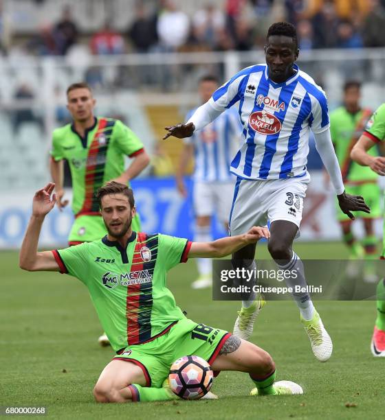 Mamadou Coulibaly of Pescara Calcio and Andrea Barberis of FC Crotone in action during the Serie A match between Pescara Calcio and FC Crotone at...