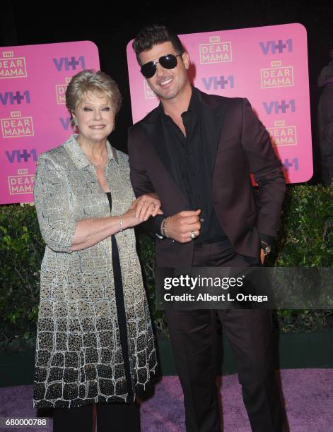Actress/mother Gloria Loring and son/singer Robin Thicke arrive for VH1's 2nd Annual "Dear Mama: An Event To Honor Moms" held at The Huntington...