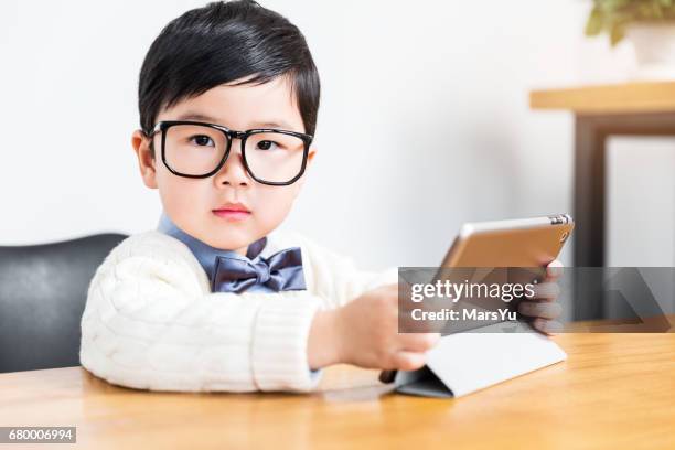 niño con tabletas digitales - imitación de adultos fotografías e imágenes de stock