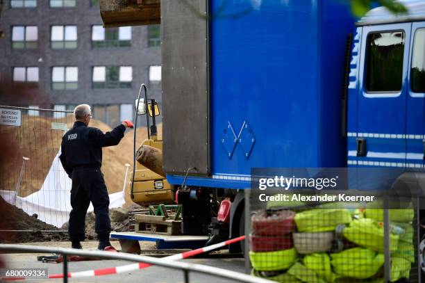 An officer of the Explosive Ordnance Disposal Division load a five centner bomb on to a truck after defang the bomb on May 7, 2017 in Hanover,...