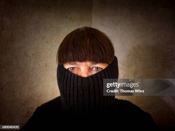 woman with sweater over her face - une seule femme d'âge mûr photos et images de collection