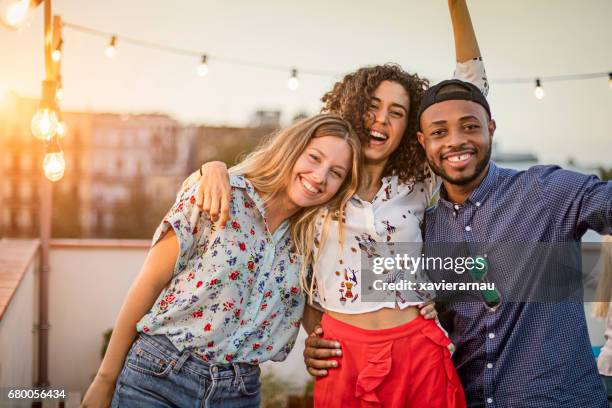 portret van vrienden die in terraspartij genieten - drie personen stockfoto's en -beelden