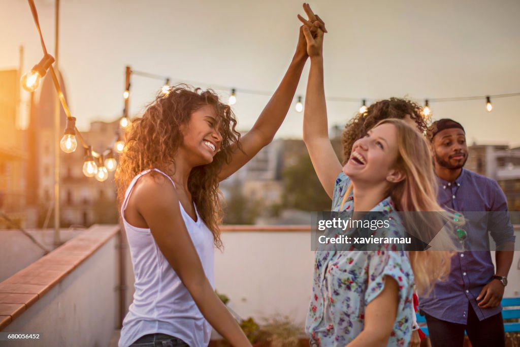 Freundinnen Tanzen während Party auf Terrasse