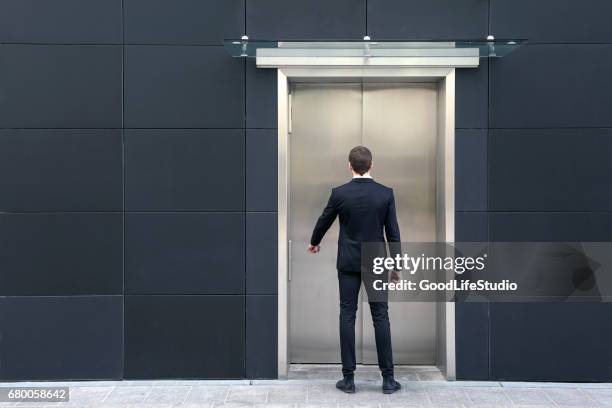 zakenman gaat werken - lift stockfoto's en -beelden