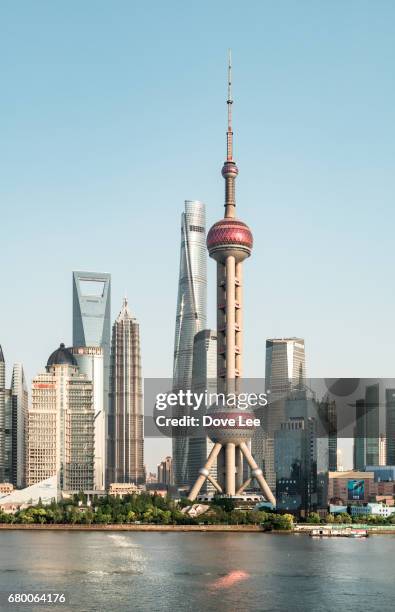 shanghai lujiazui cityscape - torre oriental pearl imagens e fotografias de stock