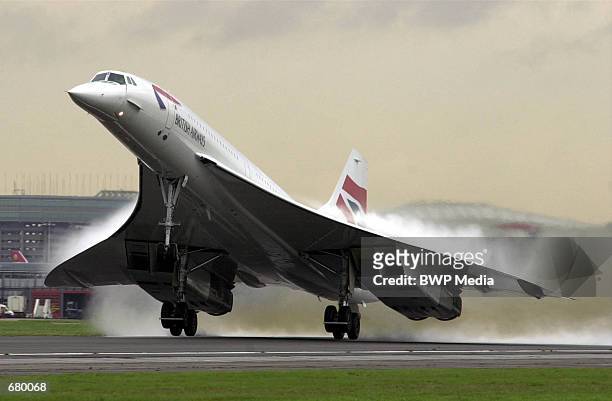 British Airways Concorde takes off from Heathrow airport in London November 7 2001, carrying passengers for the first time since one of the Concorde...