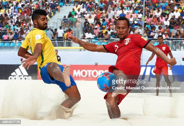 Raimoana Bennett of Tahiti is closed down by Filipe of Brazil during the FIFA Beach Soccer World Cup Bahamas 2017 final match between Tahiti and...