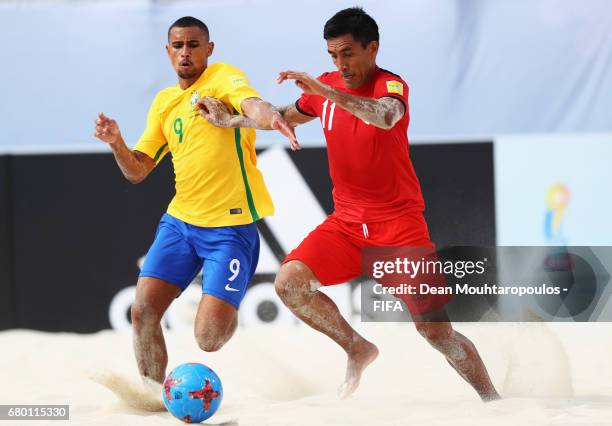 Rodrigo of Brazil battles for the ball with Teva Zaveroni of Tahati during the FIFA Beach Soccer World Cup Bahamas 2017 final between Tahiti and...