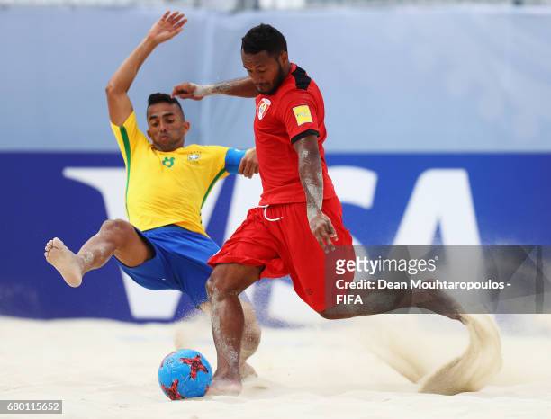 Heimanu Taiarui of Tahati shoots on goal during the FIFA Beach Soccer World Cup Bahamas 2017 final between Tahiti and Brazil at National Beach Soccer...