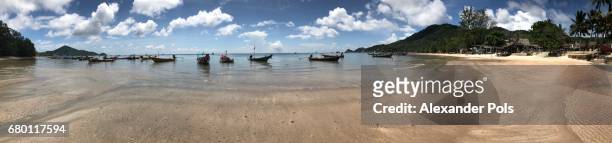 panorama view of sairee beach, koh tao, thailand - panoramisch photos et images de collection