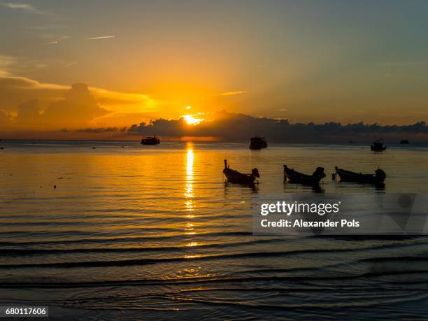 sunset with longtailboats, koh tao, thailand - zonnestraal stock pictures, royalty-free photos & images