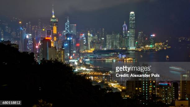 night view of the hong kong skyline as seen from braemer hill, hong kong island - wolkenkrabber stock pictures, royalty-free photos & images