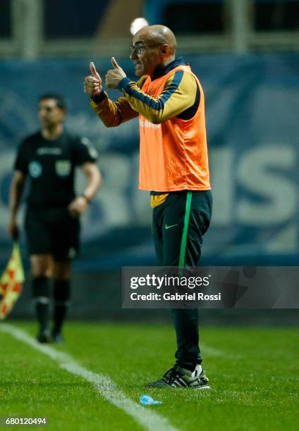 Paolo Montero coach of Rosario Central gives instructions to his players during a match between San Lorenzo and Rosario Central as part of Torneo...