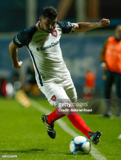 Nestor Ortigoza of San Lorenzo drives the ball during a match between San Lorenzo and Rosario Central as part of Torneo Primera Division 2016/17 at...