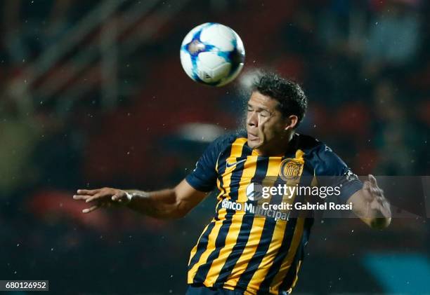 Jose Leguizamon of Rosario Central heads the ball during a match between San Lorenzo and Rosario Central as part of Torneo Primera Division 2016/17...