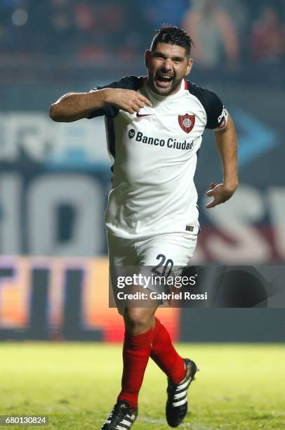 Nestor Ortigoza of San Lorenzo celebrates after scoring the first goal of his team during a match between San Lorenzo and Rosario Central as part of...