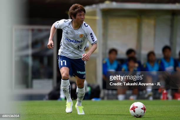 Koken Kato of Giravanz Kitakyushu in action during the J.League J3 match between Tochigi SC and Giravanz Kitakyushu at Tochigi Green Stadium on May...