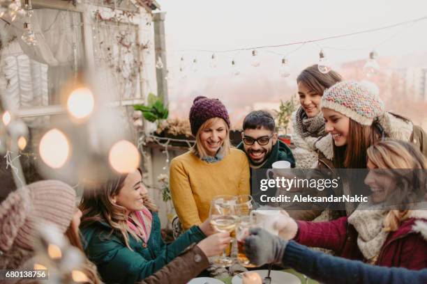 toast naar onze vriendschap - winter stockfoto's en -beelden