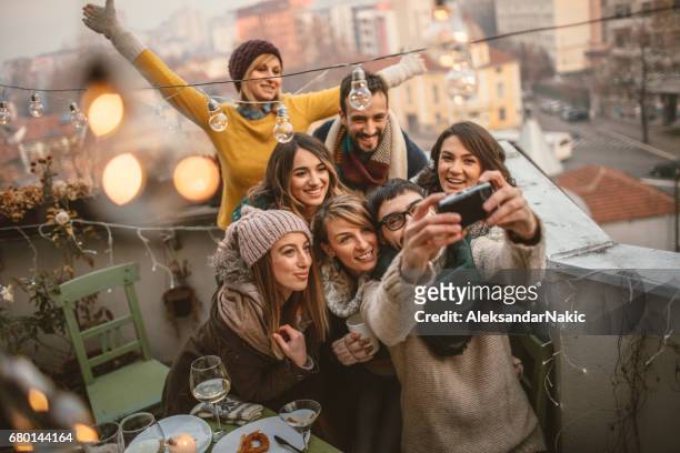 テラス パーティーで selfie - 記念撮影 ストックフォトと画像