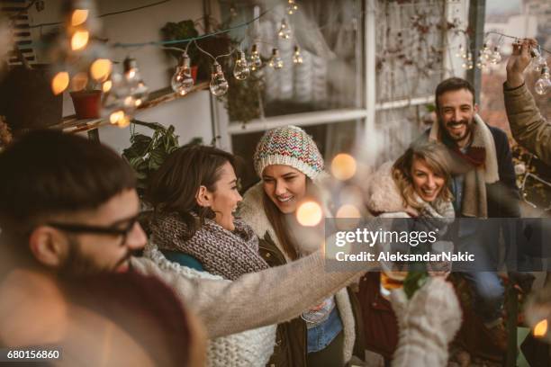 terrasse-party-momente - lichttyp elektrisches licht stock-fotos und bilder