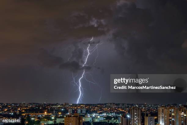 relâmpagos em uma noite de tempestade na cidade - trovoada - fotografias e filmes do acervo