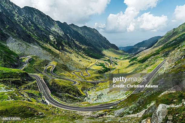 endless curvy mountain road - siebenbürgen stockfoto's en -beelden