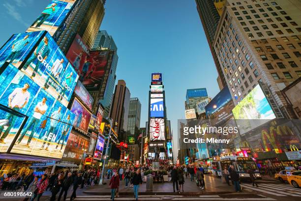 piazza del times di new york - inserzione pubblicitaria foto e immagini stock