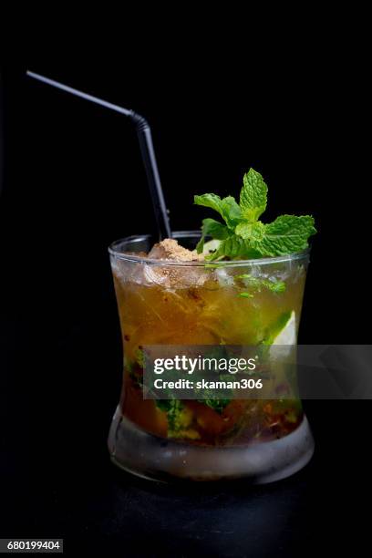 mojito cocktail drink fresh - drink dark background stockfoto's en -beelden