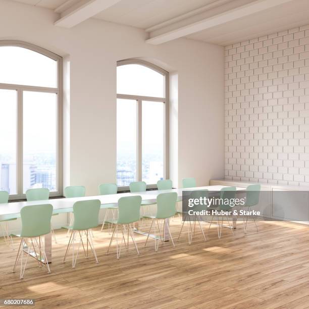 loft with conference table and view at skyline - blick durchs fenster fotografías e imágenes de stock