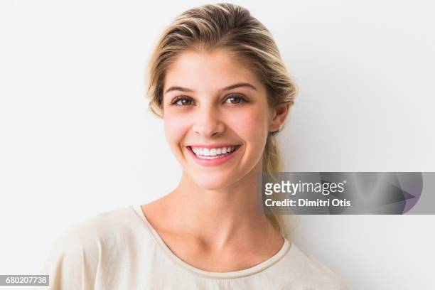 portrait of young happy woman smiling - young blonde woman facing away photos et images de collection