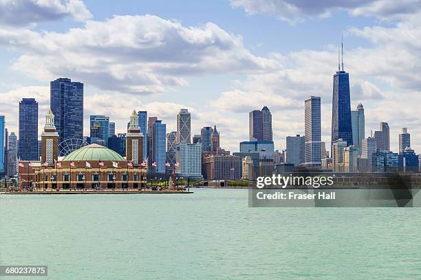 chicago skyline from lake michigan - hancock building chicago stockfoto's en -beelden