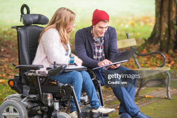 student helpende vriend met handicap - help stockfoto's en -beelden