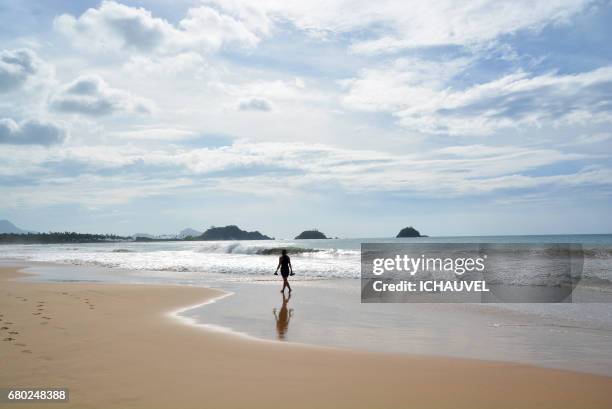 on the beach philippines - une seule jeune femme stock pictures, royalty-free photos & images