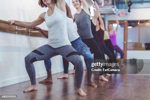 grupo multiétnico de mujeres haciendo ejercicio de barre - barra de deportes fotografías e imágenes de stock