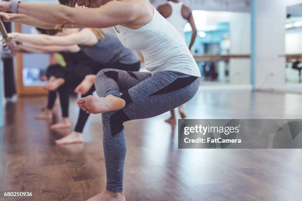 gruppo multietnico di donne che fanno allenamento con barre - ceretta per le gambe foto e immagini stock