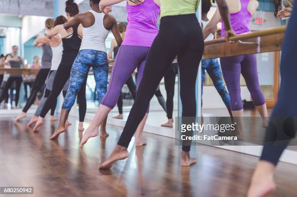 grupp kvinnor gör barre träning - floor gymnastics bildbanksfoton och bilder