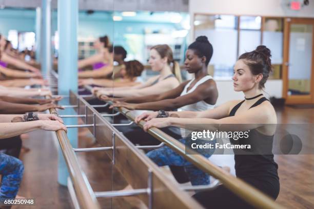 gruppo multietnico di donne che fanno allenamento con barre - ceretta per le gambe foto e immagini stock