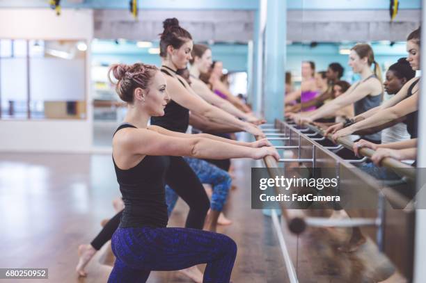 gruppo multietnico di donne che fanno allenamento con barre - ceretta per le gambe foto e immagini stock