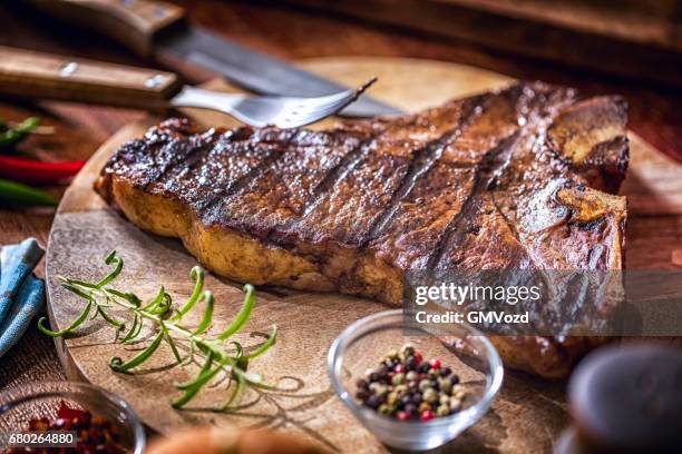 geröstete bbq t-bonesteak - fleisch auf teller stock-fotos und bilder