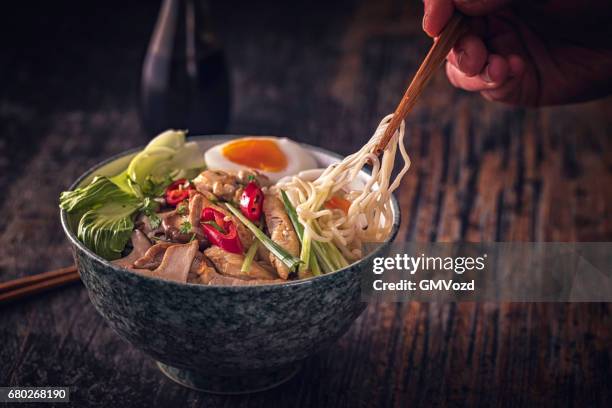 zuppa di noodle di ramen miso - scodella per zuppa foto e immagini stock