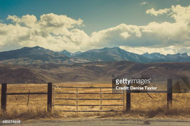 ranch gate - american ranch landscape stock-fotos und bilder